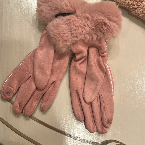 UGG Winter Mauve Pink Sweater Weather pom pom hat infinity scarf Set. NWT - Picture 6 of 7